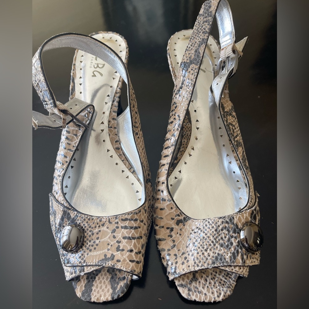 Vintage BCBG Paris Snakeskin Pumps size 9.5